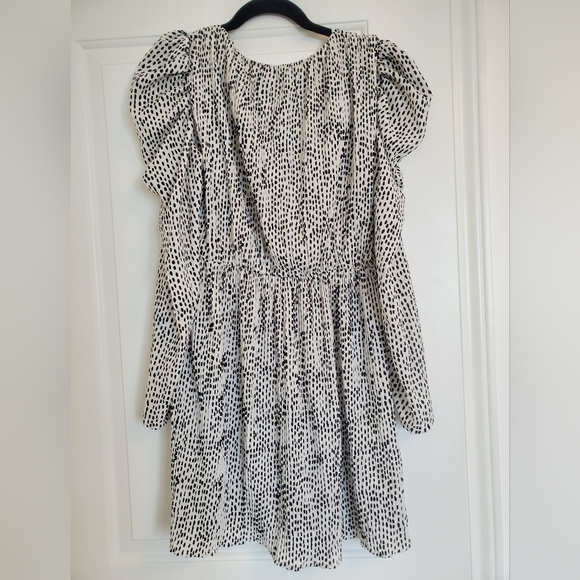 PrettyLittleThing Dalmation Polka Dot V-Neck Mini Dress - Picture 4 of 8